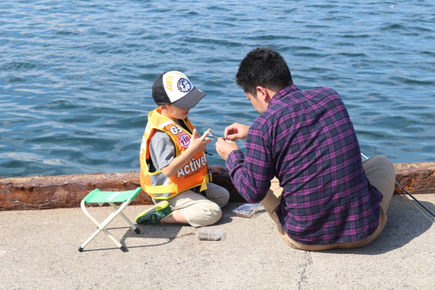 Baiting a hook in Jogashima