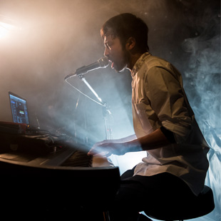 Ryu: Vocals, piano (27) (photo by Eba Chan)