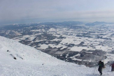 The view to the south (Shiribetsu on the left, Lake Toya, Mt Usu and Uchiura Bay on the right)