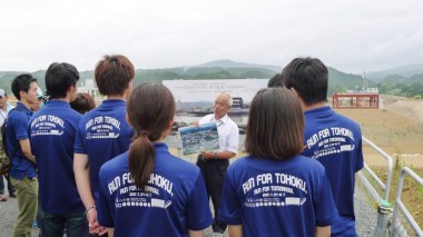 Volunteer students from Kumamoto attend a talk about local reconstruction efforts.