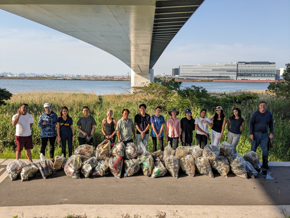 group picture of people cleaning up tamagawa river