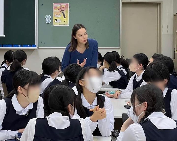 Naomi Iwazawa doing a workshop in a school for CULMONY and One Young World