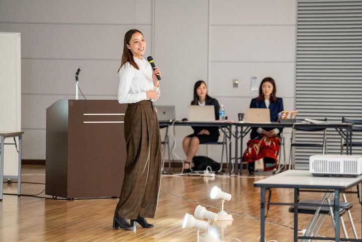 Naomi Iwazawa speaking in front of an audience