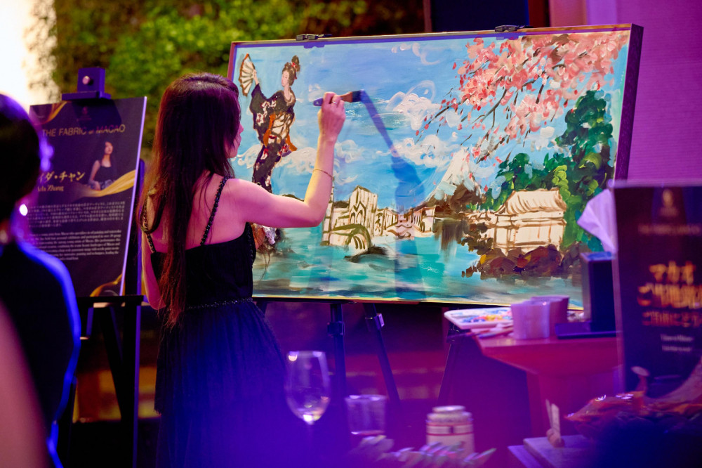 Artist painting a landscape at ‘The Fabric of Macao’ event in The Sands Resorts Macao